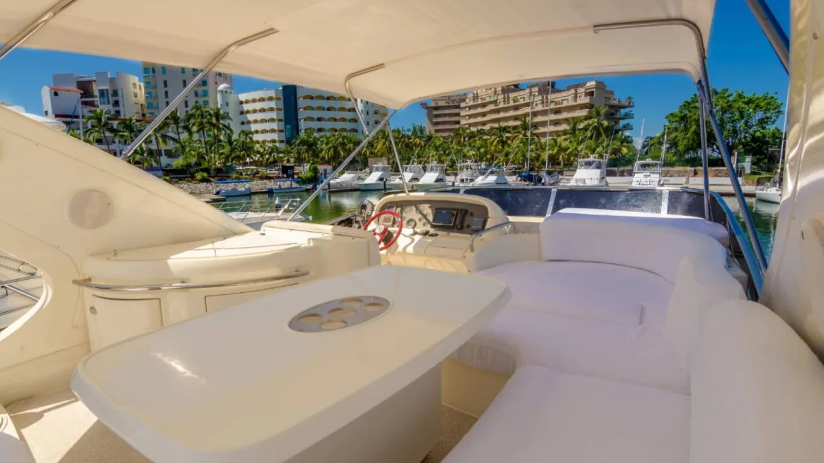 El flybridge con toldo de un Azimut 62 en Marina Vallarta, listo para un día en la Bahía de Banderas