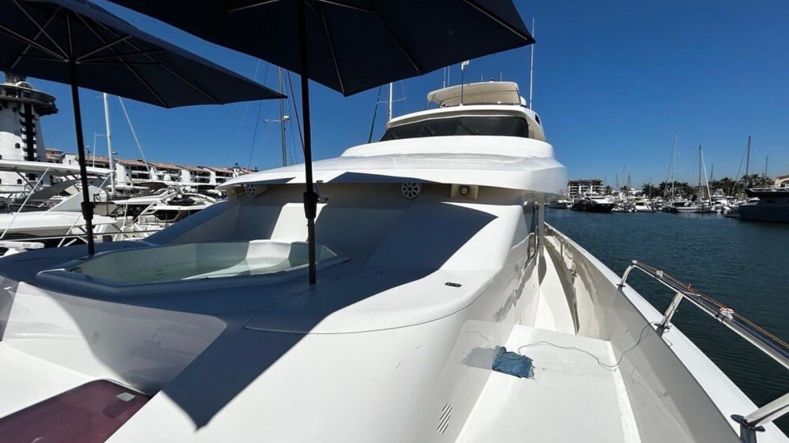 Cubierta de proa y jacuzzi del yate Hatteras 122 atracado en Marina Vallarta, el más caro de la tabla de precios 2026