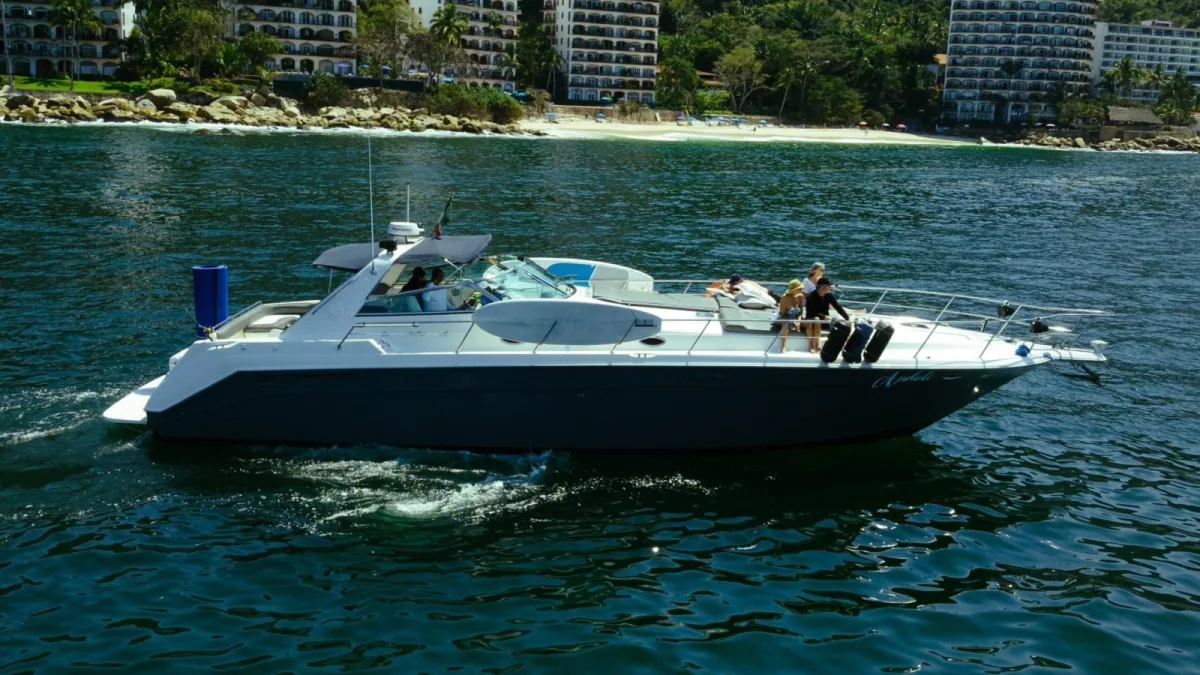 Un Sea Ray 50 Sundancer navegando frente a los cerros de la costa sur de Puerto Vallarta