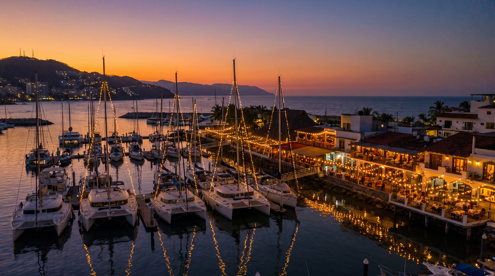 Restaurante de mariscos junto a los veleros de Marina Vallarta
